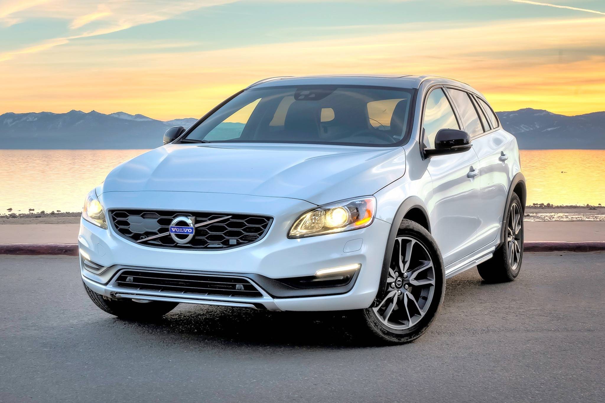 2017-volvo-v60-cross-country-vins-configurations-msrp-specs